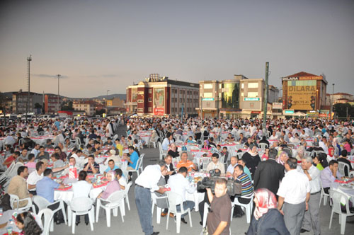 mraniye Belediyesi tarafndan verilen mahalle iftarlar Altnehir, Necip Fazl, Adem Yavuz, Huzur, Parseller, Aa Dudulu, Yukar Dudulu, Esenehir Mahalleleri ile devam etti.