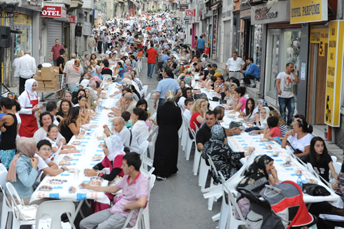 Ramazan süresince her gün 25 bin kişiye iftarlık yemek dağıtmakta olan Üsküdar Belediyesi, sokak iftarlarına Mimar Sinan Mahallesi'nde başladı.
