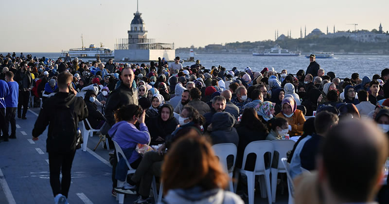 skdar'dan Harem'e 2 kilometrelik iftar sofras