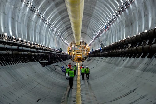 Kazlıçeşme ile Göztepe arasını 15 dakikaya indirmesi öngörülen Avrasya Tüneli Projesi'nde tünel açma makinesi ''Tırtıl'' 850 metreye ulaşıldı.