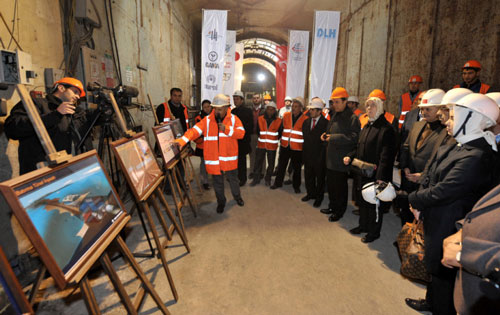 skdar'daki Marmaray stasyonu'ndan denizin altna inen Ulatrma Bakan Binali Yldrm, Marmaray alanlaryla denizin 42 metre altnda sabah kahvalts yapt.