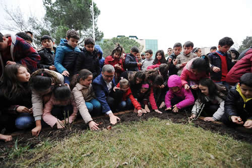 skdar Belediye Bakan Hilmi Trkmen Gen Enderun rencileriyle lale soan dikti.