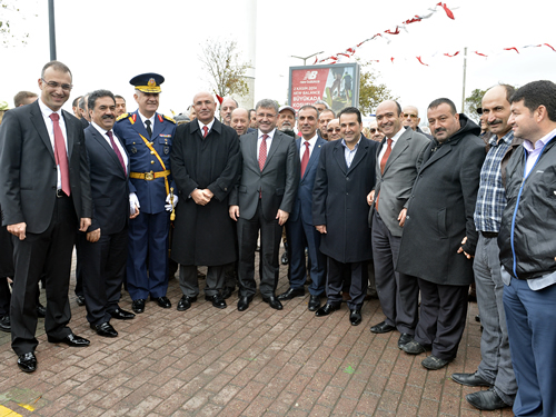 Sayg duruu ve stiklal Mar'nn okunmasnn ardndan balayan tren, skdar Kaymakaml, Garnizon Komutanl, skdar Belediyesi ve siyasi parti tekilatlarnn elenklerini koymasyla sona erdi.