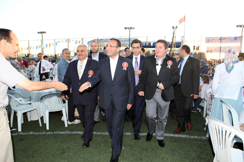 Ak Parti'nin 10. Yıl Etkinlikleri kapsamında yurt çapında düzenlediği iftar yemeklerinden biri de Ümraniye'de verildi.