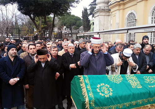 eski Diyanet leri Bakan Tayyar Altkula'n kldrd cenaze namaznn ardndan smet Ktk'n babas Mithat Ktk'n cenazesi Karacaahmet Mezarl'nda topraa verildi.