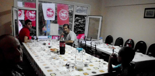 Demokrat Parti stanbul skdar'da dzenlenen iftar yemeinde yaanan durum, Demokrat Parti'nin dt durumu gzler nne serdi.