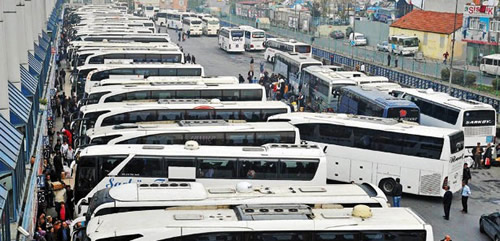 Şehirler arası otobüslerde emniyet kemeri kullanımı yeni yayınlanan Karayolları Trafik Yönetmeliği ile zorunlu hale getirildi.