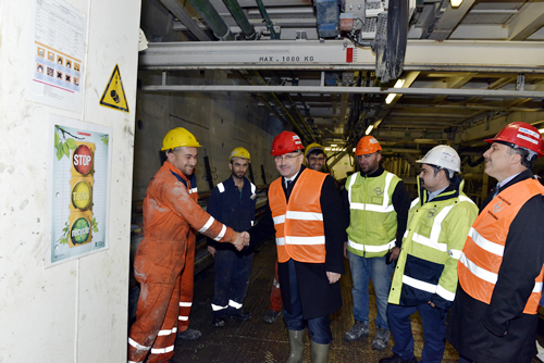 Avrasya Tüneli Projesi kazı çalışmaları tam gaz devam ederken, tünelin Anadolu Yakası Haydarpaşa Numune Hastanesi arkasında bulunan girişindeki merkez şantiyede ziyaretçilere Tünel hakkında maket üzerinde bilgi verildi.