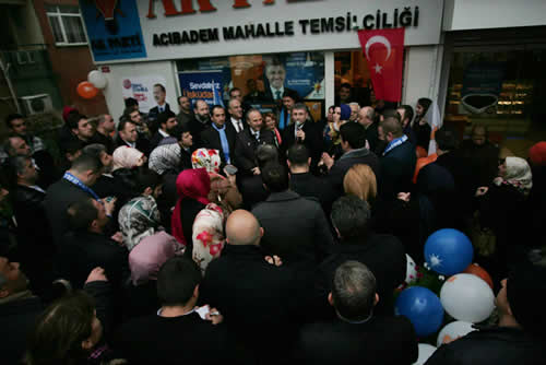 AK Parti İlçe Başkanı Sinan Aktaş, Kadın Kolları Başkanı Songül Kavalcıoğlu ve Belediye Başkan Adayı Hilmi Türkmen'in de katıldığı açılışa semt sakinlerinin ve esnafın ilgisi yoğundu.