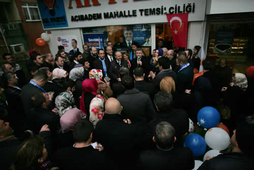 AK Parti le Bakan Sinan Akta, Kadn Kollar Bakan Songl Kavalcolu ve Belediye Bakan Aday Hilmi Trkmen'in de katld ala semt sakinlerinin ve esnafn ilgisi youndu.