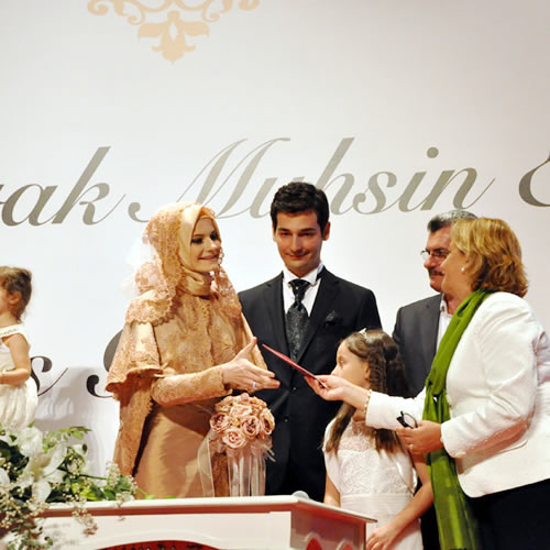 Üsküdar Bağlarbaşı Kongre ve Kültür Merkezi'nde düzenlenen törende genç çift evlilik cüzdanını  İstanbul Milletvekili ve TBMM Grup Başkanvekili Belma Satır'dan aldı