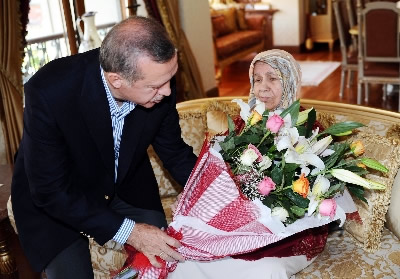 Babakan Recep Tayyip Erdoan, annesi Tenzile Erdoan' stanbul, skdar'daki evinde ziyaret ederek, Anneler Gn'n kutlad.