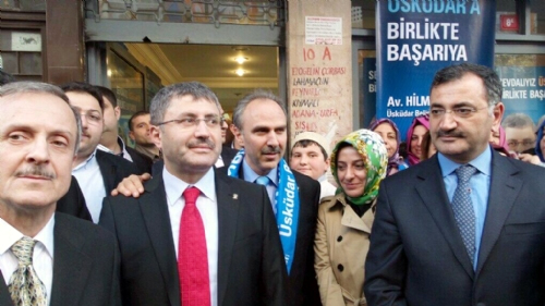 Üsküdar Mimar Sinan Mahallesi'nde yapılan esnaf ziyaretlerinin ardından seçim irtibat bürosu açılışı gerçekleştirildi.