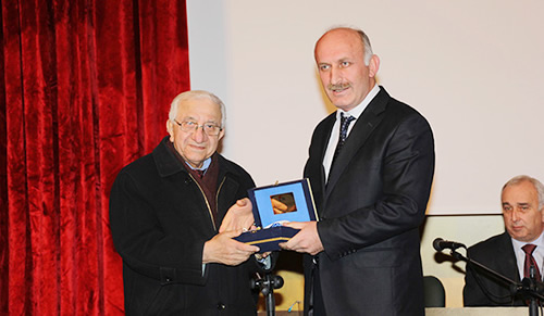 Prof. Dr. Ali Alparslan, FSM Vakf niversitesi Gzel Sanatlar Fakltesi tarafndan dzenlenen toplantda anld.