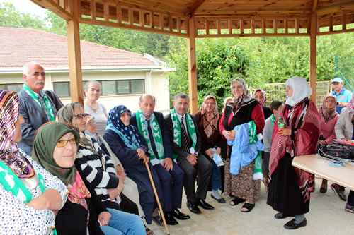 skdar Belediye Bakan Hilmi Trkmen, Gzeltepe Mahallesi yeni muhtarlk hizmet binas al ncesinde mahallelilerle sohbet etti ve hatra fotoraf ektirdi