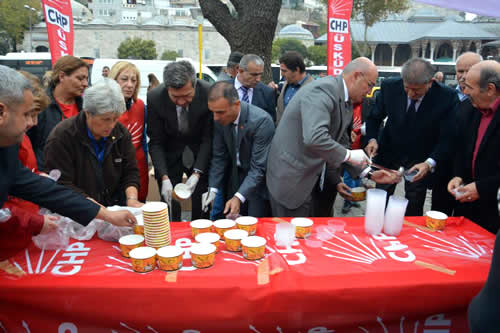 CHP skdar le rgt Muharrem ay dolaysyla ile bakanl n ve skdar skele Meydan'nda aure datt.