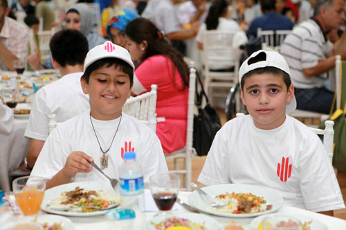 mraniye Belediyesi Ktphane Mdrl bnyesinde faaliyet gsteren Bilgi Evi Yaz Kurslarna ye ocuklar, belediyenin kendileri iin verdii iftar yemeinde bulutu.