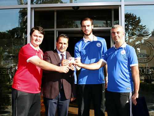 Avrupa Taekwondo Şampiyonu olan Üsküdar Belediyesi Spor Kulübü sporcusu Berkcan Süngü'yü 1 kese altınla ödüllendirdi.