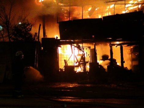 Üsküdar Bahçelievler Mahallesi'nde bir nalbur dükkanında çıkan yangın çevredekilere korkulu anlar yaşattı.