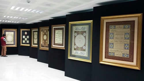 Açılış programının ardından katılımcılar merkezde açılan Türk İslam Sanatları Hat ve Tezhip Sergisi'ni gezdi.