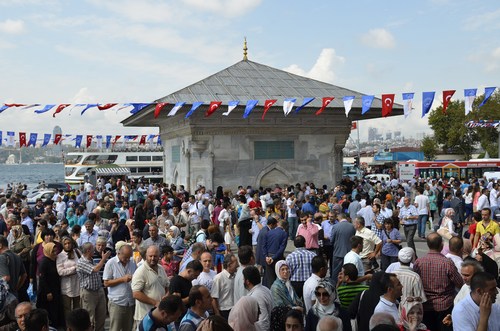 skdar Belediyesi, etkinlie katlan vatandalara tarihi emeden bal erbeti ikram etti.