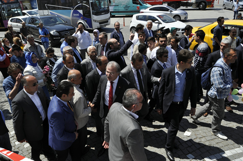AK Parti Genel Başkan Yardımcısı Mehmet Ali Şahin, Üsküdar'da seçim faaliyetlerinde bulundu.