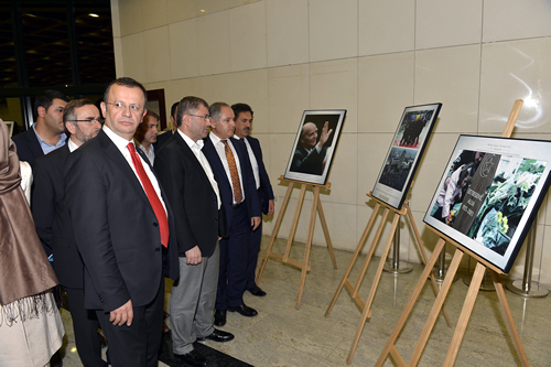 Saray Bosna Aliya zzetbegovi Mzesi'nde yer alan 28 orijinal eserden oluan fotoraf sergisi gezildi.