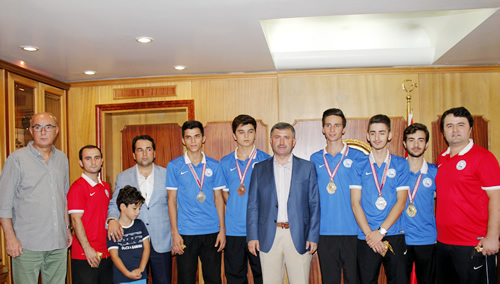 Üsküdar'ın Şampiyon Taekwpndocularına Başkan Hilmi Türkmen'den ödül