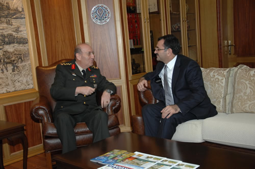 Birinci Ordu Komutan Orgeneral Hayri Kvrkolu, skdar Belediye Bakan Mustafa Kara'y ziyaret etti.