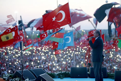 Cumhurbaşkanı Recep Tayyip Erdoğan, ''Devletinden, milletinden, haktan ve hakikatten yana olan herkes burada, Yenikapı'dadır. Buradan 80 vilayete selam olsun. Buradan 79 milyona selam olsun.'' dedi.