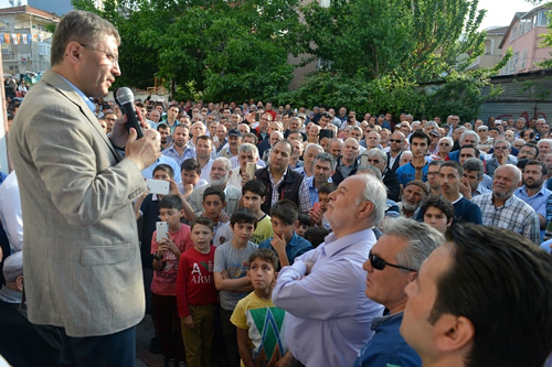 skdar Belediye Bakan Hilmi Trkmen, Mehmet Akif Ersoy Mahallesi'nde vatandalarla bir araya gelerek imar mevzuat dnm ile ilgili BB Meclisi'nden kan yasa hakknda bilgi verdi.