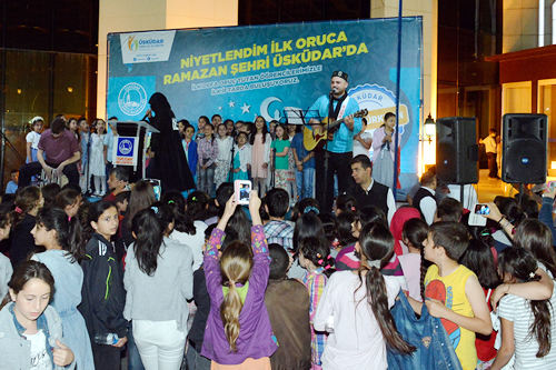 Çocuklar yapılan iftar sonrası yine Üsküdar Belediyesi tarafından düzenlenen etkinliklerde eğlendi