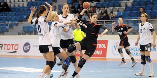 Hentbol Kadnlar Trkiye Kupas Drtl Final yar final manda skdar Belediyesi, Maltepe Belediyesi Genlik Spor'u 28-16 yenerek finale ykseldi.