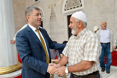 Klnan Cuma namaznn ardndan ise skdar Belediyesi tarafndan cemaate etli pilav, tatl ve ayran ikram yapld.