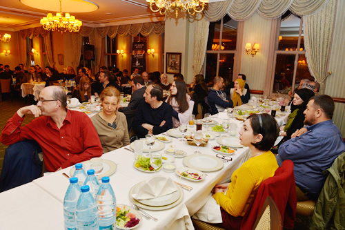 Uluslararası Üsküdar Şiir Festivali'ne katılarak okulları, sokakları, kafeleri şiirle buluşturan şairler, Üsküdar Belediye Başkanı Hilmi Türkmen'in de katıldığı akşam yemeğinde bir araya geldi