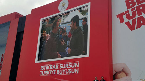 Vatandalarmz souk ve yal hava ihtimaline ramen ''Sen Ben Yok, Biz Varz'' diyerek AK Parti'ye destek iin Yenikap miting alann doldurdular.