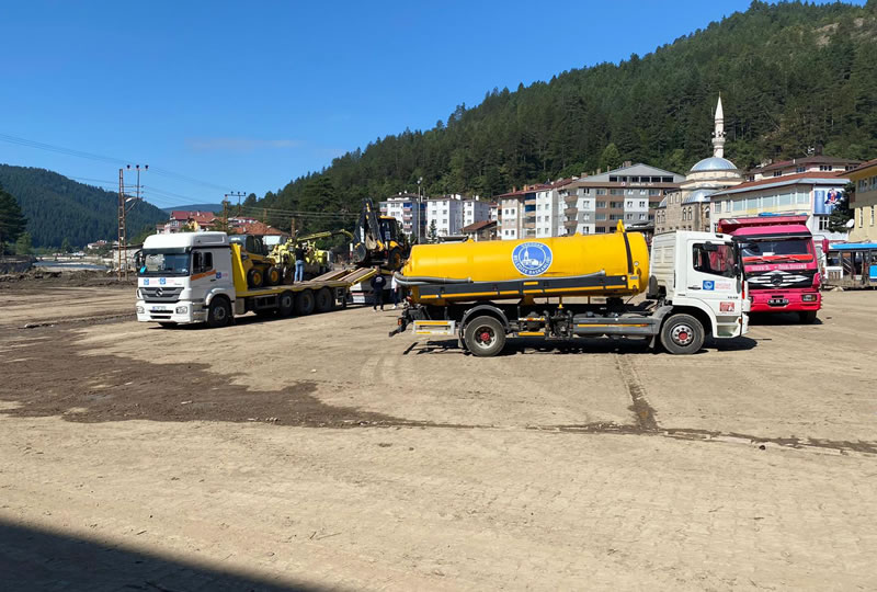 Batı Karadeniz bölgesindeki etkili aşırı yağışlar sonucunda Kastamonu, Sinop ve Bartın'da meydana gelen sel ve su baskınlarına yardım etmek için yola çıkan Üsküdar Belediyesi ekipleri sel bölgesine ulaştı.