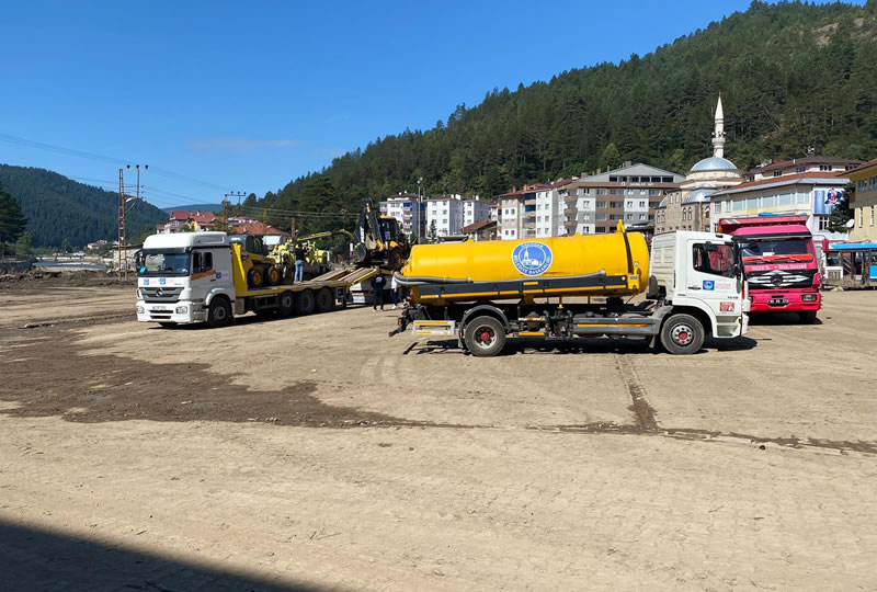 Bat Karadeniz blgesindeki etkili ar yalar sonucunda Kastamonu, Sinop ve Bartn'da meydana gelen sel ve su basknlarna yardm etmek iin yola kan skdar Belediyesi ekipleri sel blgesine ulat.