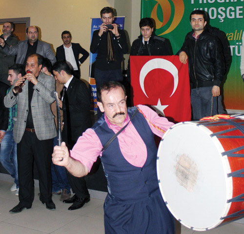 Yerel seimlere doru skdar'da yaayan Malatyallar Kirazltepe Yaam Merkezi'nde dzenlenen gecede bir araya gelerek birlik ve dayanma mesaj verdi.