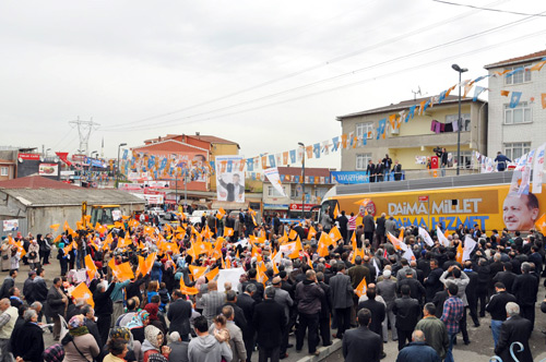 İstanbul Büyükşehir Belediye Başkanı Kadir Topbaş, Üsküdar Yavuztürk Mahallesi sakinlerine seslendi. 