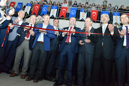 1977 ylnda skdarl din adamlarnn binasnda 2 snf olarak alan, Kandilli mam Hatip Lisesi byk gayret ve emekler sonras 20 bin metre kare kapal alanl, 80 derslikli 4 bin rencinin eitim grecei modern okul binasna kavutu.