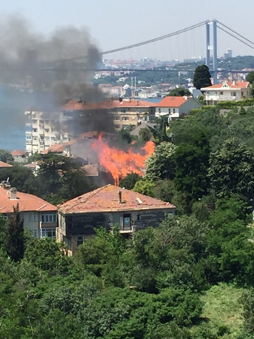 Çengelköy Lekeci Nuri Sokak'ta bulunan Bakırcıbaşı Köşkü'nde yangın çıktı