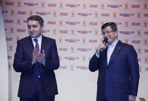 AK Parti Genel Başkanı ve Başbakan Ahmet Davutoğlu'nun AK Parti Üsküdar İlçe Başkanı Halit Hızır'ı, AK Parti Üsküdar İlçe Başkanlığı'nın 1 Kasım seçimlerinde göstermiş olduğunu başarıdan dolayı plaketle ödüllendirdi.