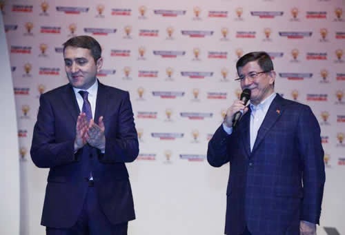 AK Parti Genel Bakan ve Babakan Ahmet Davutolu'nun AK Parti skdar le Bakan Halit Hzr', AK Parti skdar le Bakanl'nn 1 Kasm seimlerinde gstermi olduunu baardan dolay plaketle dllendirdi.