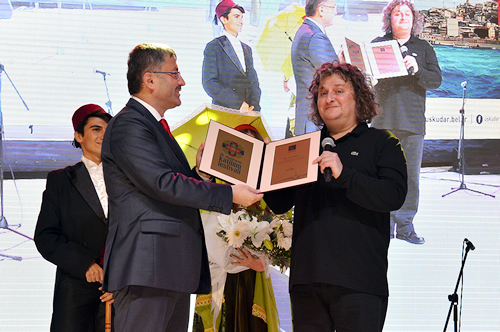 Konser sonrası Başkan Hilmi Türkmen, Tuluyhan Uğurlu'na teşekkür plaketi verdi.