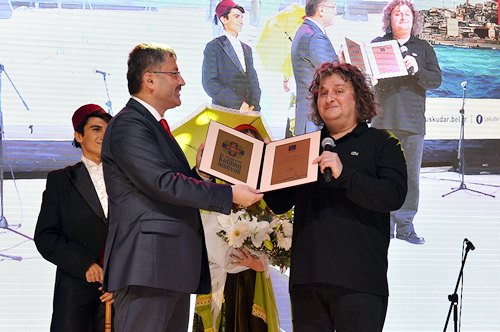 Konser sonras Bakan Hilmi Trkmen, Tuluyhan Uurlu'na teekkr plaketi verdi.