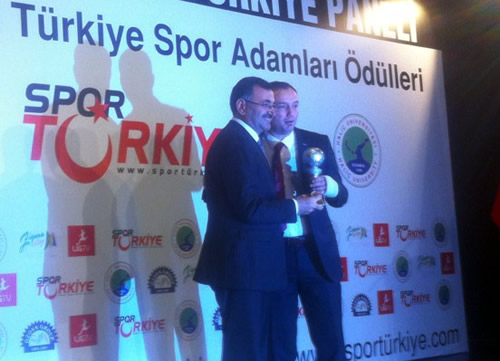 Törende Yılın Yerel Yöneticisi ödülünü Üsküdar Belediye Başkanı Mustafa Kara aldı.