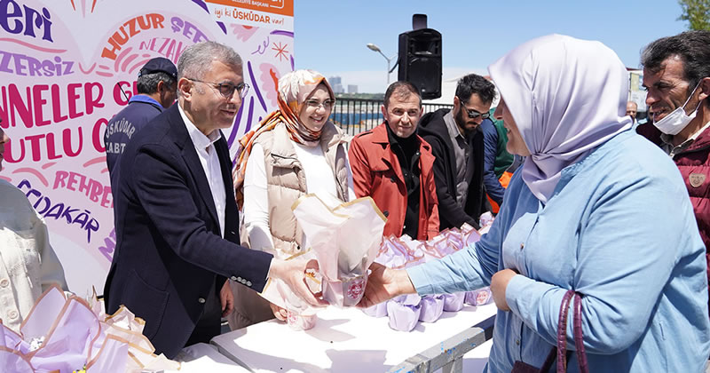 Üsküdar Belediye Başkanı Hilmi Türkmen Üsküdarlıların yanı sıra İstanbul'un çeşitli ilçelerinden gelen annelere saksıda Bodrum Papatyası hediye etti.
