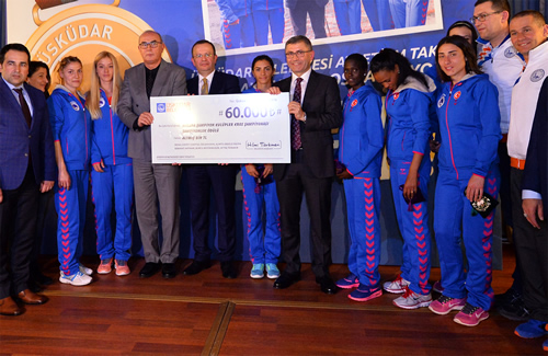Avrupa Şampiyonu Üsküdar Belediyesi Spor Kulübü Bayan Kros Takımı ödüllendirildi.