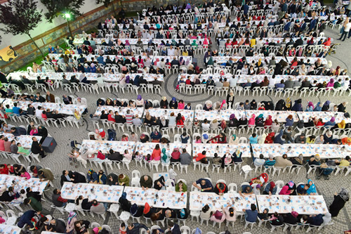 Ayn mahallede oturan mahalle sakinlerine, ayn sofray paylap iftar etme ve Ramazan'n birlik-beraberlik ruhunu yaatma adna dzenlenen sokak iftarlarna 7'den 70'e youn ilgi vard.